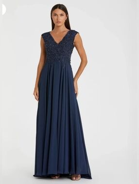 MAC DUGGAL

Navy Cap Sleeve Applique Bodice Flowy Gown.